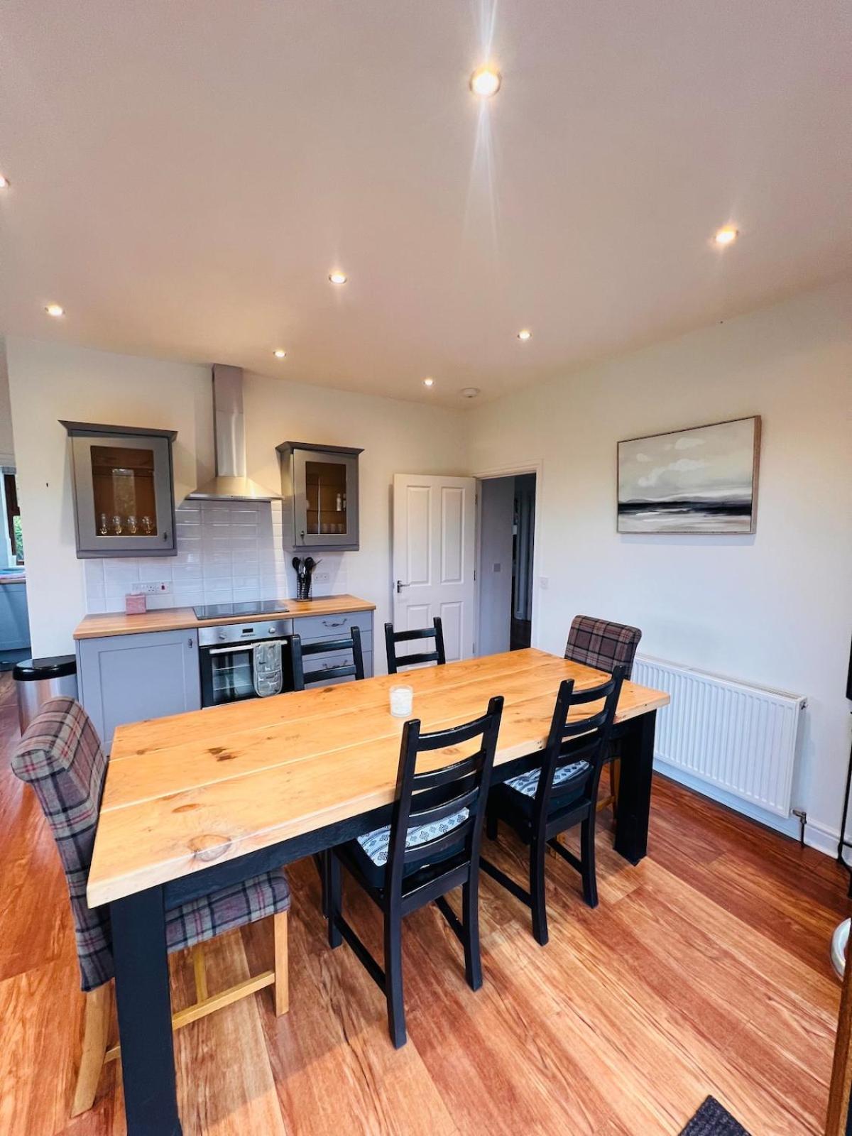 Luxury 3 Bedroom Country With Hot Tub Montrose