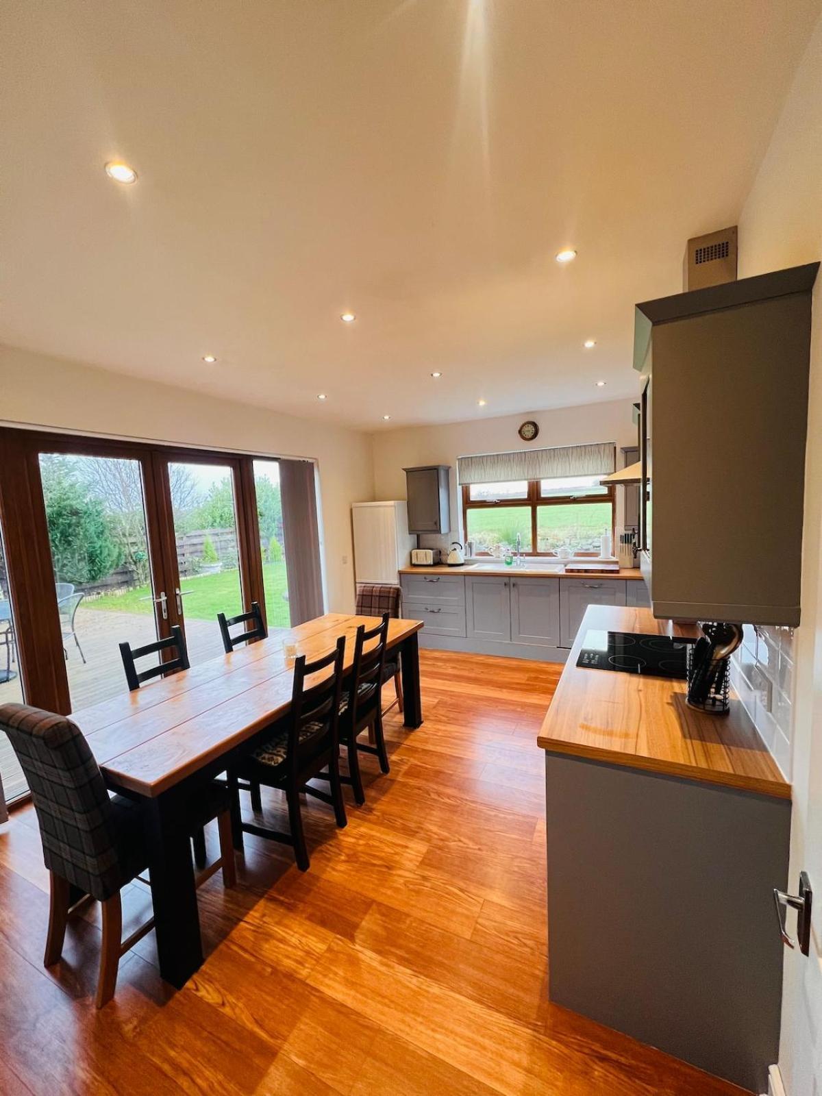 Luxury 3 Bedroom Country With Hot Tub * Montrose